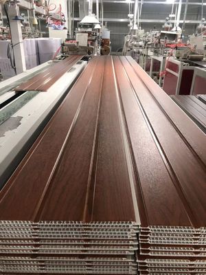 El techo laminado decorativo del PVC de madera artesona el interior plástico del panel de pared de los 25cm