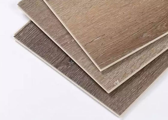 Suelo de madera impermeable incombustible de la cerradura del PVC del color para la decoración casera