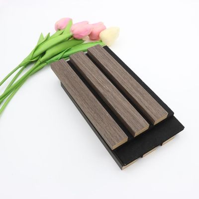 Tablero estriado acústico del panel del grano de madera insonoro para la decoración interior