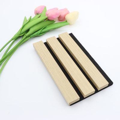 Tablero estriado acústico del panel del grano de madera insonoro para la decoración interior