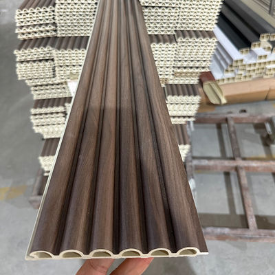 Panel de pared WPC de interior laminado con grano de madera para decoración interior