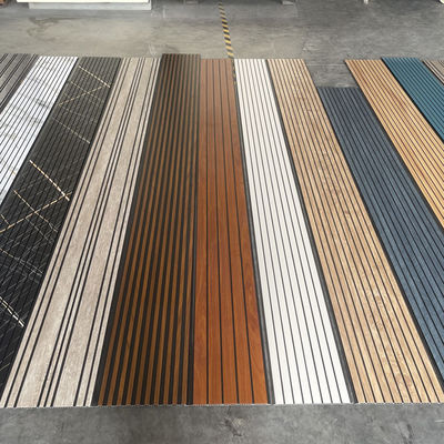 Panel de techo de PVC en relieve en 3D para paredes decorativas Moderno Panel de pared de superficie texturizada de revestimiento de pared de PVC fácil de limpiar