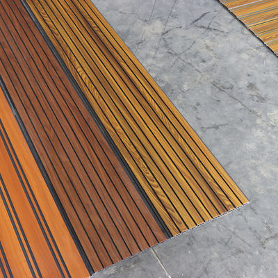 Panel de techo de PVC de grano de madera para paredes interiores Panel de pared rentable Alternativa a los azulejos Panel de pared de mantenimiento fácil