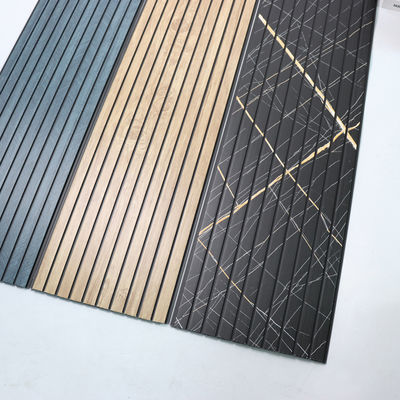 Panel de techo de PVC de grano de madera para paredes interiores Panel de pared rentable Alternativa a los azulejos Panel de pared de mantenimiento fácil