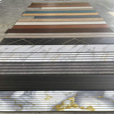 Panel de techo de PVC fácil de instalar para la pared Solución de tablero de pared simple ahorra tiempo y mano de obra Panel de pared de bajo costo de instalación