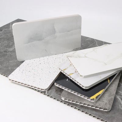 Superficies texturizadas con paneles de pared de PVC para baños resistentes al deslizamiento y a los arañazos