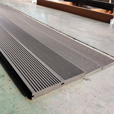 Decking de WPC para exteriores de larga duración.