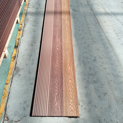 Decking de pared de WPC co-extrudido. Solución de pisos de plástico de madera compuesta a prueba de agua para exteriores.