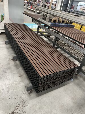 Mejor vendido Wpc Wood Composite resistente al fuego 219x26 Panel de pared exterior Revestimiento Co estilo de extrusión