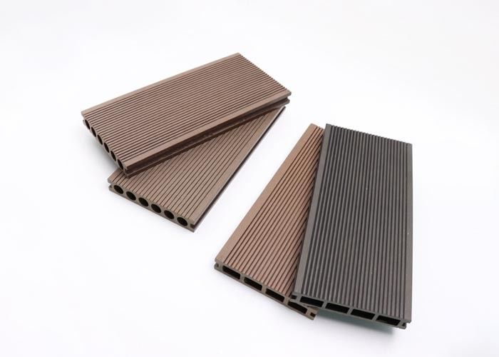 Protuberancia de madera compuesta plástica de madera del revestimiento PE Co de la pared del panel de pared exterior WPC