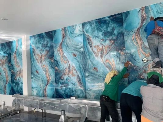 El panel ULTRAVIOLETA del fondo de la pared de la decoración interior de la hoja del mármol del PVC de la capa