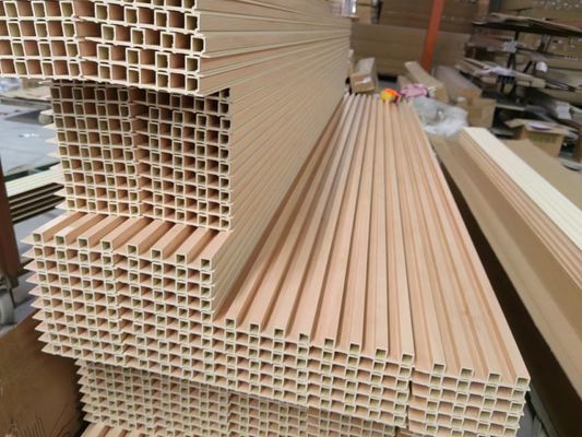 Los granos de madera de madera laminaron el panel de pared interior de WPC para la decoración interior