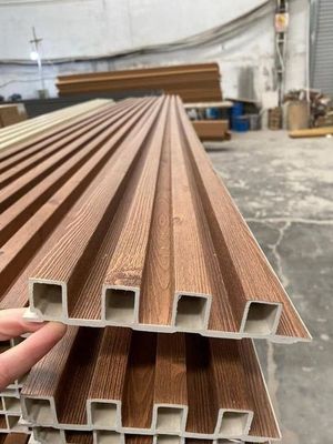 Los granos de madera de madera laminaron el panel de pared interior de WPC para la decoración interior