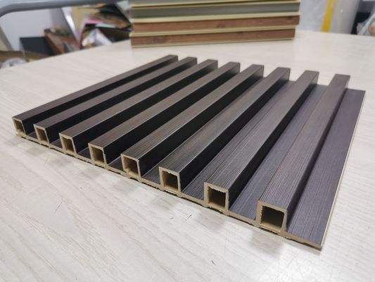El panel de pared de madera del PVC WPC del grano estrió el panel de pared de los paneles de pared WPC 3D