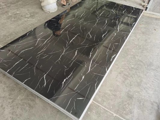 El panel ULTRAVIOLETA del fondo de la pared de la decoración interior de la hoja del mármol del PVC de la capa