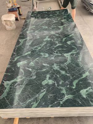 El panel ULTRAVIOLETA del fondo de la pared de la decoración interior de la hoja del mármol del PVC de la capa