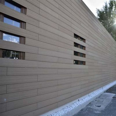 La prenda impermeable exterior WPC del panel de pared del jardín compuesto plástico WPC estrió el panel de pared
