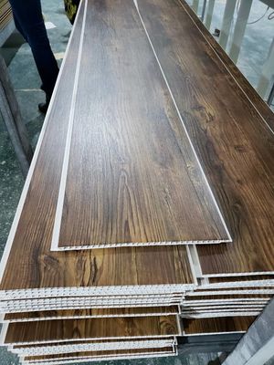 Revestimiento plástico decorativo incombustible de la pared del panel de techo del PVC para el cuarto de baño casero
