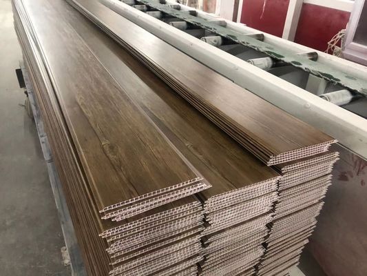 El techo laminado decorativo del PVC de madera artesona el interior plástico del panel de pared de los 25cm