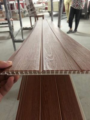 El techo laminado decorativo del PVC de madera artesona el interior plástico del panel de pared de los 25cm