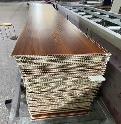 El techo laminado decorativo del PVC de madera artesona el interior plástico del panel de pared de los 25cm