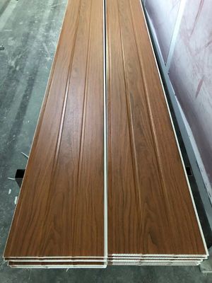 El techo laminado decorativo del PVC de madera artesona el interior plástico del panel de pared de los 25cm