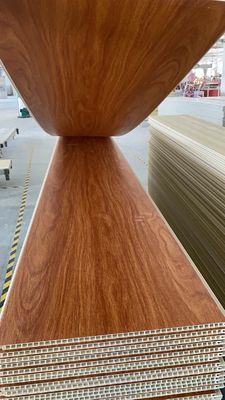 El techo laminado decorativo del PVC de madera artesona el interior plástico del panel de pared de los 25cm