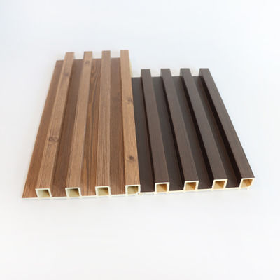 Revestimiento de capa compuesto plástico estriado del PVC de WPC de pared del panel de madera interior interior de la decoración