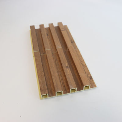Revestimiento de capa compuesto plástico estriado del PVC de WPC de pared del panel de madera interior interior de la decoración