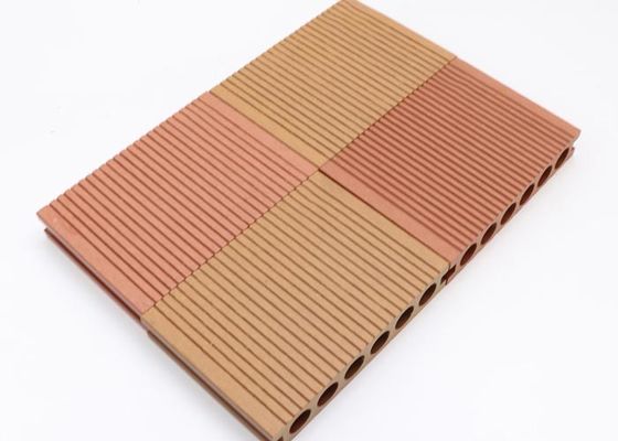 El Decking de madera al aire libre 3D del grano WPC grabó en relieve el suelo compuesto plástico de madera