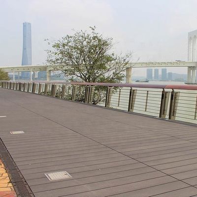 Tablero compuesto del Decking WPC del Co del hueco exterior del Decking de la protuberancia
