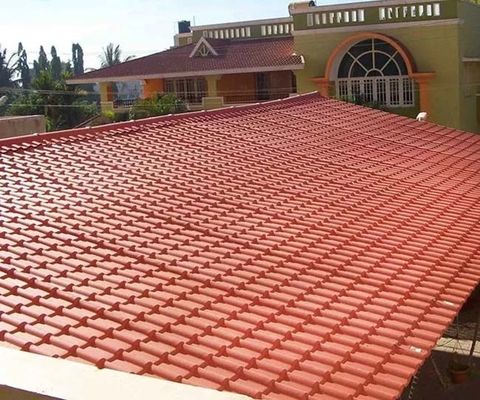 La resina sintética U forma la capa colorida de cerámica solar de las tejas de tejado
