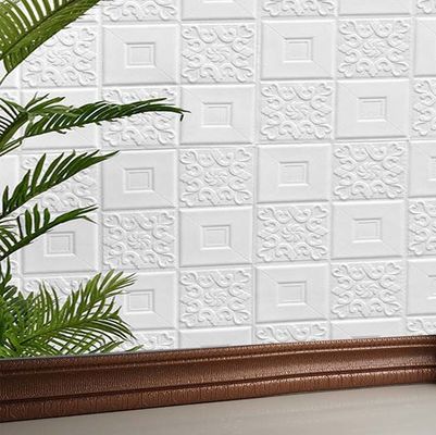 Etiqueta engomada blanca de la pared de la espuma de los paneles de pared del PE los 70x77cm 3D PE para la decoración casera