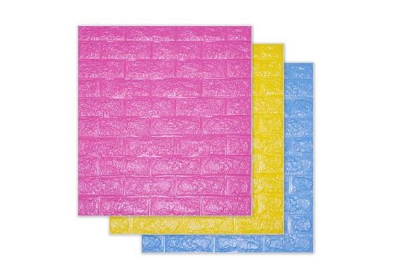 Etiqueta engomada blanca de la pared de la espuma de los paneles de pared del PE los 70x77cm 3D PE para la decoración casera