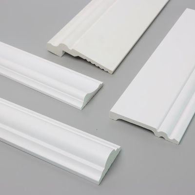 Rodapié de madera blanco decorativo los 2.8m de la pared del diseño del tablero que bordea del PVC que suela picosegundo