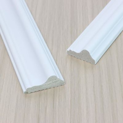 Rodapié de madera blanco decorativo los 2.8m de la pared del diseño del tablero que bordea del PVC que suela picosegundo