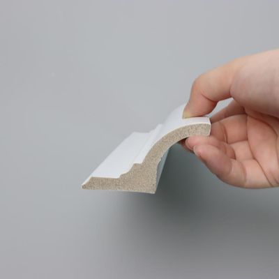 Rodapié de madera blanco decorativo los 2.8m de la pared del diseño del tablero que bordea del PVC que suela picosegundo