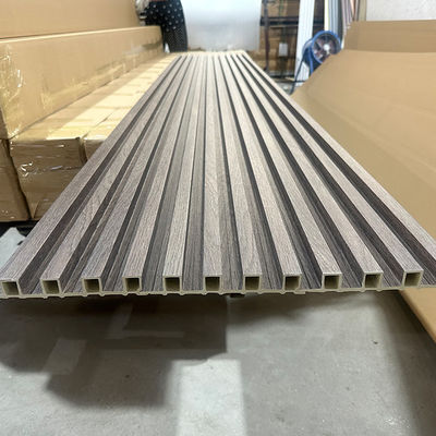 Panel de pared WPC de interior laminado con grano de madera para decoración interior