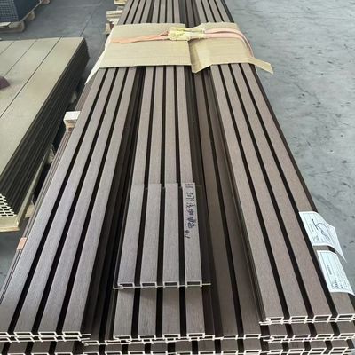Modernos paneles de pared de WPC con textura de grano de madera para decoración exterior