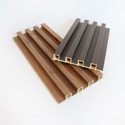 Revestimiento de capa compuesto plástico estriado del PVC de WPC de pared del panel de madera interior interior de la decoración
