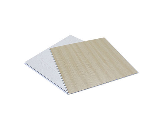 Tablero estriado revestimiento compuesto plástico interior de la pared de la capa del PVC del panel de techo del PVC de madera