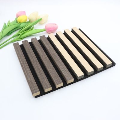 Tablero estriado acústico del panel del grano de madera insonoro para la decoración interior